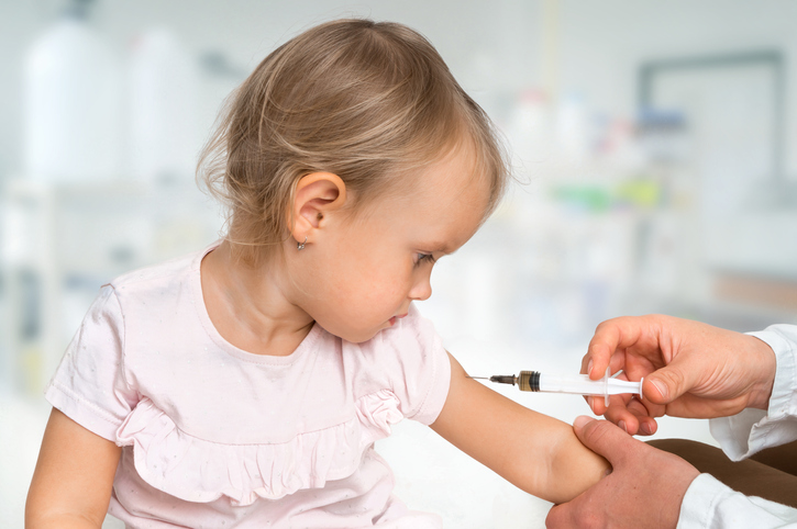 El médico pediatra inyecta la vacuna en el hombro del bebé: concepto de vacunación