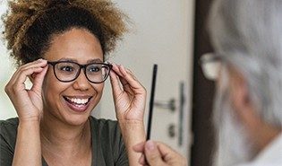 Mujer probándose lentes