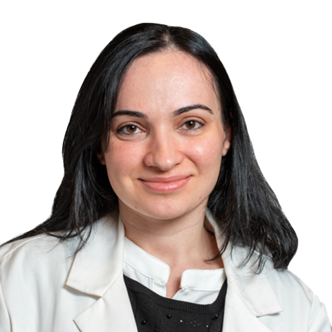 Aida Munarova, DO, trabaja en nuestro consultorio médico de Forest Hills.