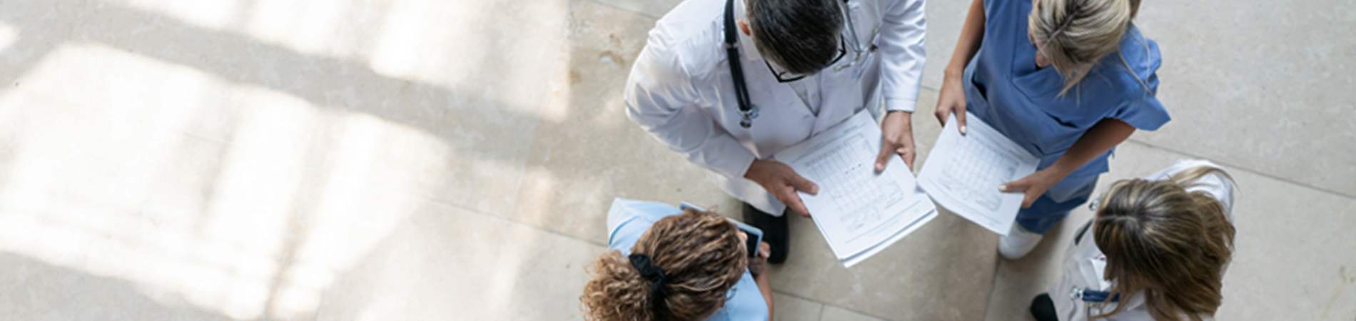 Personal médico en una consulta